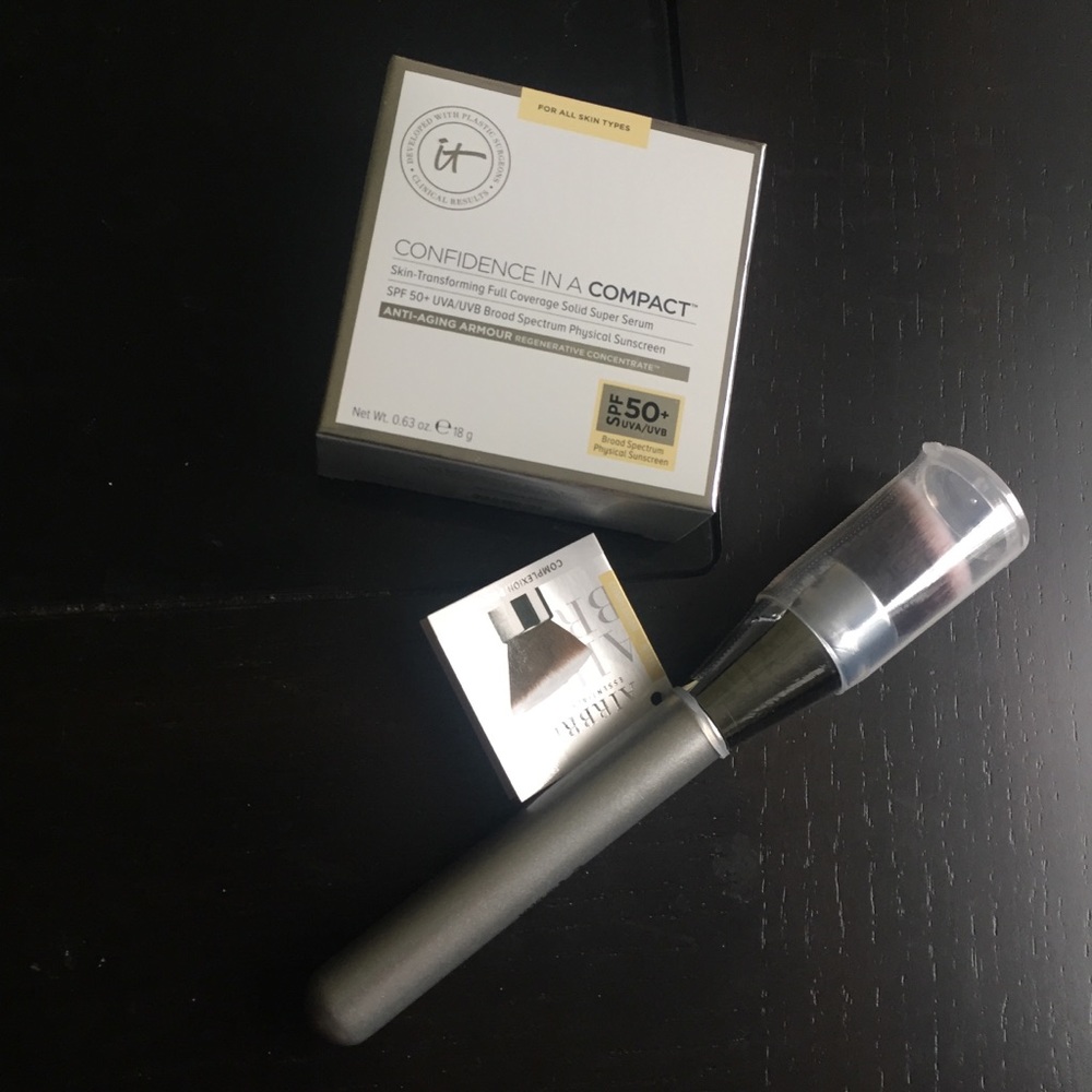 It Cosmetics Confidence in a compact & Brush